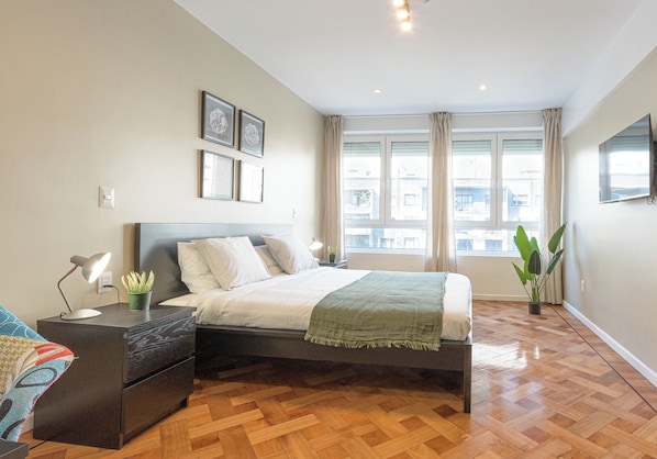 4 bedrooms, iron/ironing board, WiFi, bed sheets