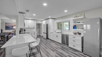 Oven, dishwasher, coffee/tea maker, toaster