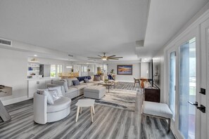 TV, fireplace, table football, ping pong - NEW LISTING! Beautiful Lake View Retreat Drivable to Theme Parks (Haines City)