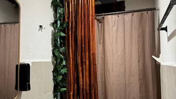 Habitación clásica | Baño | Regadera, toallas, jabón, shampoo