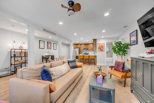 NEW LISTING! Modern Design 2bd Garden Condo Near United Center by AllSet Turnover