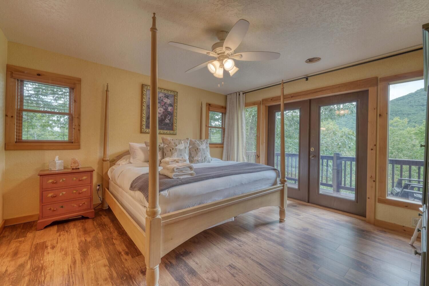 3 bedrooms, desk, WiFi, bed sheets