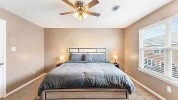 3 slaapkamers, een strijkplank/strijkijzer, wifi, beddengoed