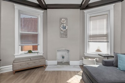 TOP RATED! FANTASTIC LOCATION! 3 bedroom near WASHU, LOOP, Pageant, Forest Park 