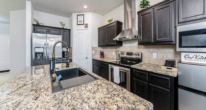 Pet friendly Cozy Home w/Fenced Backyard-15 mins to AT&T -Fortworth Stockyards