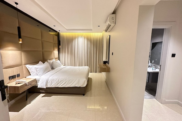 Premium bedding, pillow-top beds, minibar, bed sheets