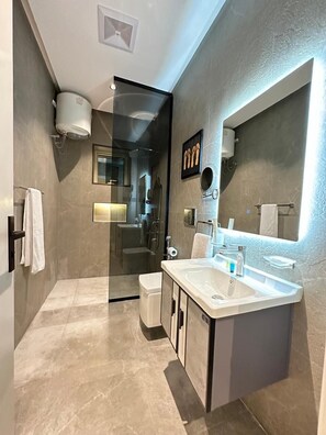 Douche, douche à « effet pluie », articles de toilette gratuits