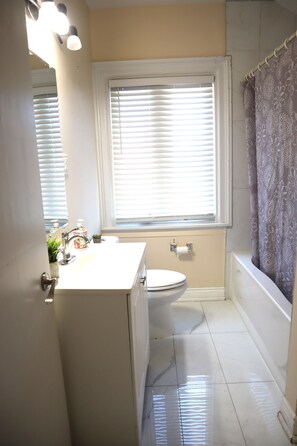 Articles de toilette écologiques, sèche-cheveux, serviettes fournies
