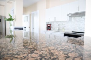 Microondas, horno, parrilla de estufa y lavavajillas 