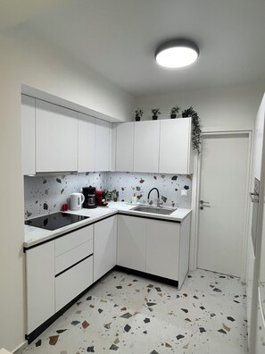Kühlschrank, Mikrowelle, Ofen, Herdplatte