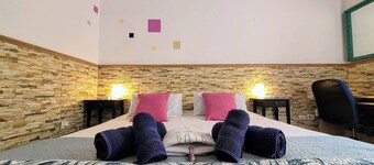 Large and bright room in Vecindario, with extra-large bed