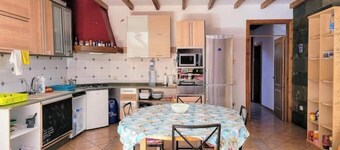 Large and bright room in Vecindario, with extra-large bed