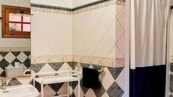 Een haardroger, handdoeken, zeep, toiletpapier