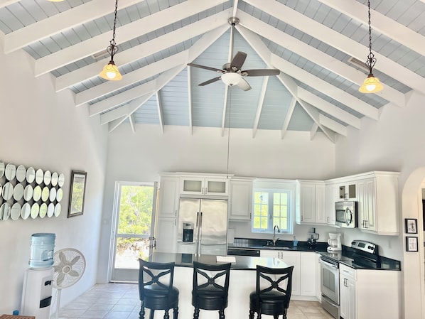 Private kitchen - Waterfront 3-bedrooms Villa in Providenciales (Providenciales)