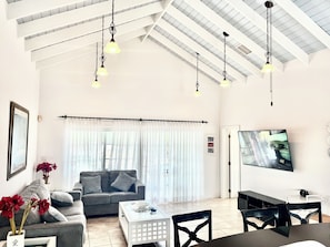 Living area - Waterfront 3-bedrooms Villa in Providenciales (Providenciales)
