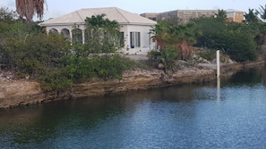 Property grounds - Waterfront 3-bedrooms Villa in Providenciales (Providenciales)