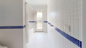 ヘアドライヤー、タオル、石鹸、シャンプー