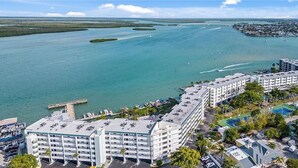 Un hôtel situé sur la côte, doté de plusieurs niveaux de stationnement, d’un port de plaisance et offrant une vue sur l’eau et les environs.
