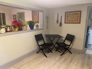 Dining - Cute Home in Downtown Florence - 4 BR, 2 BA, WiFi, Pet Friendly! (Florence)