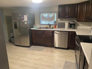 Een koelkast, een microgolfoven, een oven, een kookplaat