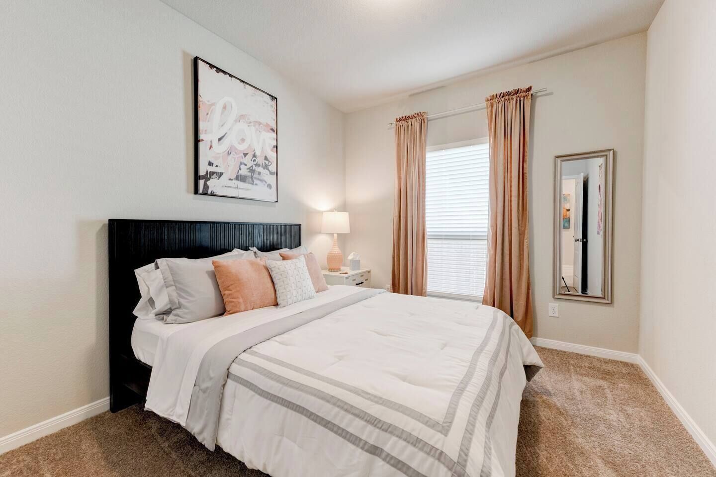 4 bedrooms, iron/ironing board, WiFi