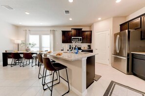 Fridge, microwave, oven, stovetop - Spacious 4-Bedroom Retreat in East Temple (Temple)