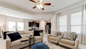 TV - Spacious 4-Bedroom Retreat in East Temple (Temple)