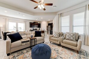 TV - Spacious 4-Bedroom Retreat in East Temple (Temple)