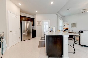 Een koelkast, een microgolfoven, een oven, een kookplaat