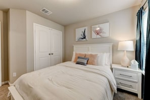 3 bedrooms, in-room safe, desk, iron/ironing board - Minute from Baylor Scott & White in Temple (Temple)