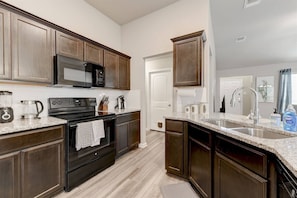 Coffee/tea maker, fridge, electric kettle, cookware/dishes/utensils - Minute from Baylor Scott & White in Temple (Temple)