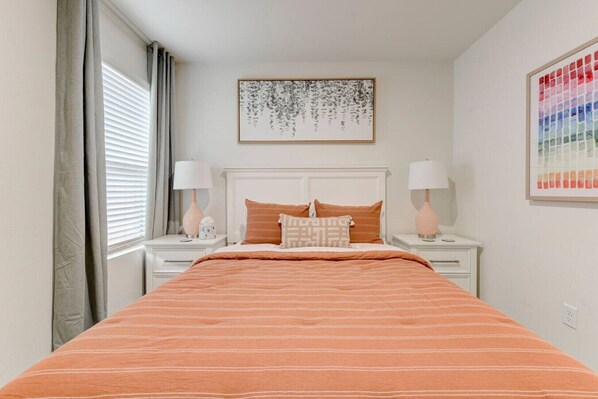 3 makuuhuonetta, silitysrauta/-lauta