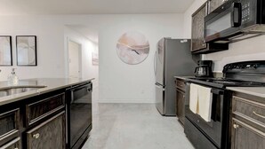 Coffee/tea maker, fridge, microwave, oven - Serene Worker Retreat in Temple (Temple)