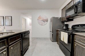 Kühlschrank, Mikrowelle, Ofen, Herdplatte