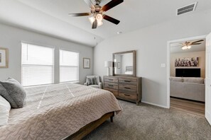 4 bedrooms, iron/ironing board