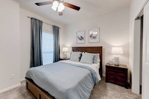 4 bedrooms, desk, iron/ironing board, free WiFi - Spacious 4 Bedroom House in Temple with 5 Beds (Temple)