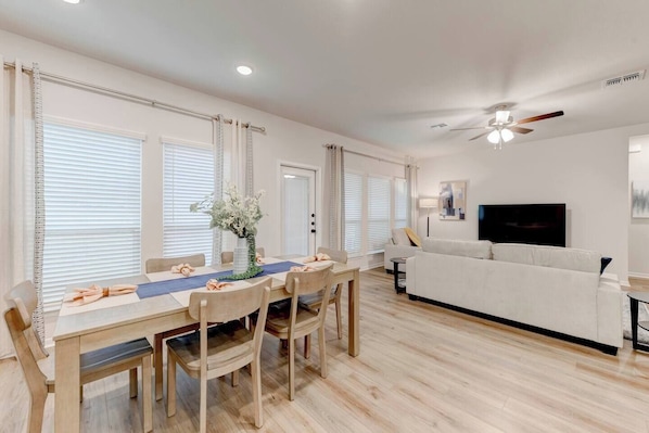 Dining - Spacious 4 Bedroom House in Temple with 5 Beds (Temple)