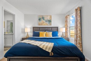 4 Schlafzimmer, Bügeleisen/Bügelbrett