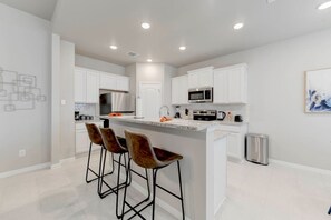 Fridge, microwave, oven, stovetop - Brand New 4 Bedroom House with 5 Beds in Troy (Troy)