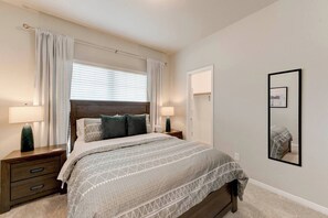 4 Schlafzimmer, Bügeleisen/Bügelbrett