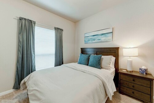 Brand New 4 Bedroom House with 5 beds in troy