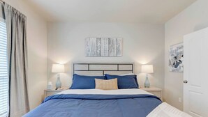 Room - Brand New 4 Bedroom House with 5 Beds in Troy (Troy)