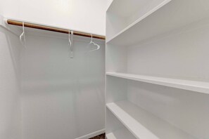 Interior - 4 Bedroom House in North Point (Temple)