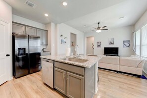 Interior - 4 Bedroom House in North Point (Temple)