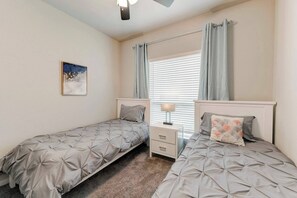 4 bedrooms, desk, iron/ironing board, free WiFi - 4 Bedroom House in North Point (Temple)