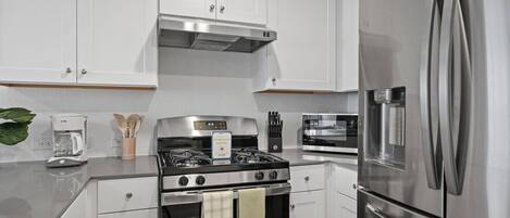 Een koelkast, een microgolfoven, een oven, een kookplaat