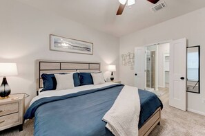 4 habitaciones, escritorio y tabla de planchar con plancha 