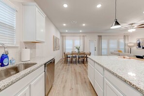 Kitchen - Spacious Oasis in the West of Temple with 5 Beds (Temple)