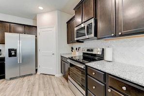 Kitchen Diner - 5 Beds Home for your workers (Temple)