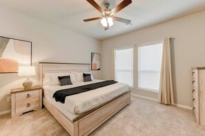 4 Schlafzimmer, Bügeleisen/Bügelbrett